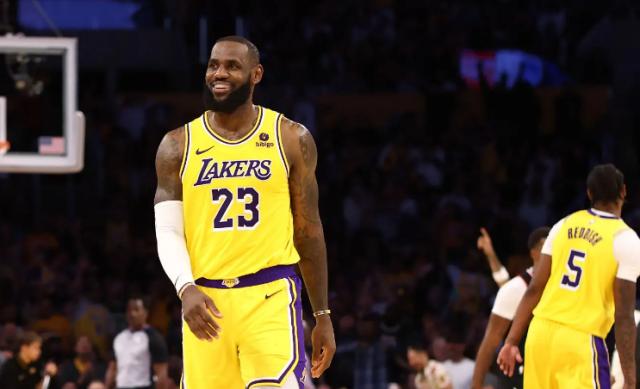 乐鱼体育app-关键时刻之王!38岁詹皇第21个赛季联盟最老更狠辣