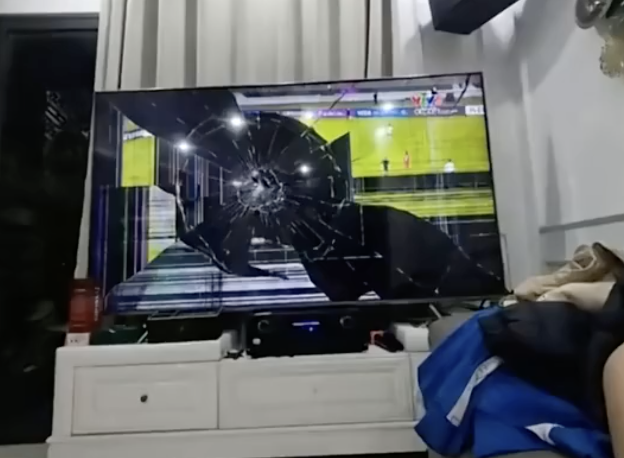 乐鱼体育官方网站-“输得心服口服” 越南博主劝球迷要冷静 镜头一转自己怒砸电视